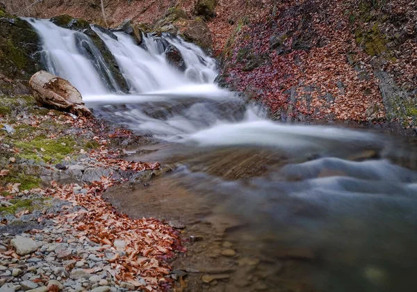 Cachoeira Tempestuosa Primavera Floresta Montanha — Fotografia de Stock
