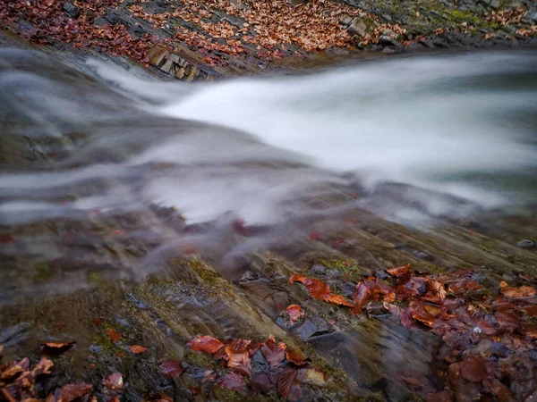 Stormachtige Waterval Het Voorjaar Bergbos — Stockfoto