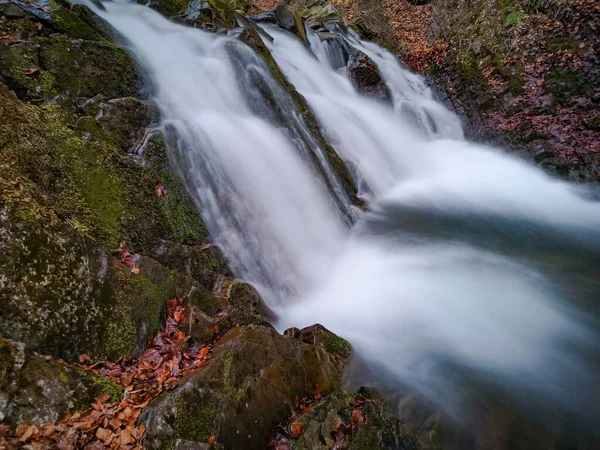 Viharos Vízesés Tavaszi Hegyi Erdőben — Stock Fotó