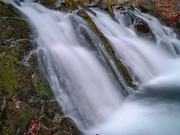 Бурный Водопад Весеннем Горном Лесу — стоковое фото