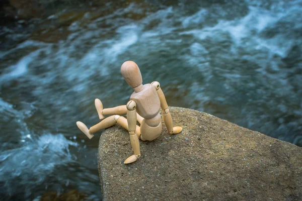 Hombrecito Articulado Sienta Una Piedra Sobre Río Montaña —  Fotos de Stock