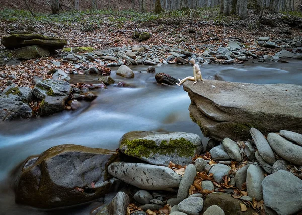 Piccolo Uomo Articolato Siede Una Pietra Sopra Fiume Montagna — Foto Stock