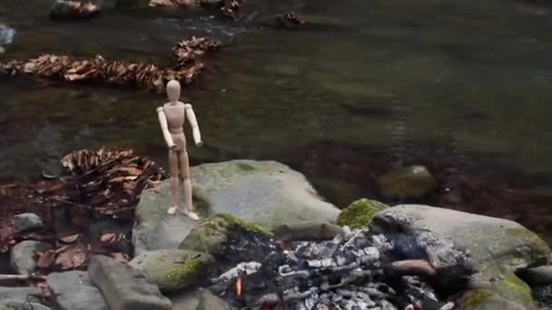 Articulated Little Man Warms Himself Fire Banks Mountain River — Stock Video