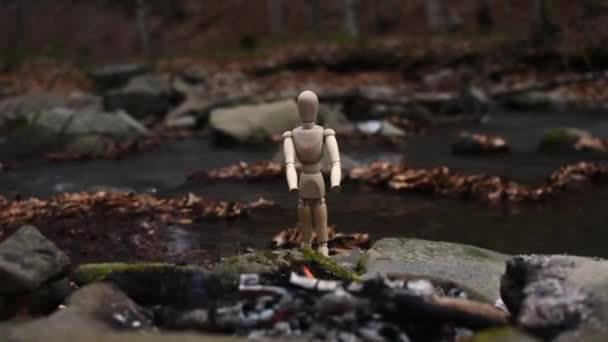 Articulated Little Man Warms Himself Fire Banks Mountain River — Stock Video