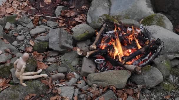 Articulated Little Man Warms Himself Fire Banks Mountain River — Stock Video