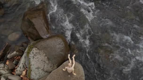 Mały Człowieczek Siedzi Kamieniu Nad Górską Rzeką — Wideo stockowe