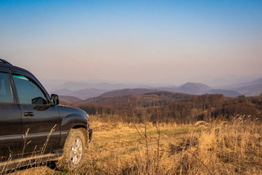 SUV Bahar Karpatları 'nda seyahat ediyor.