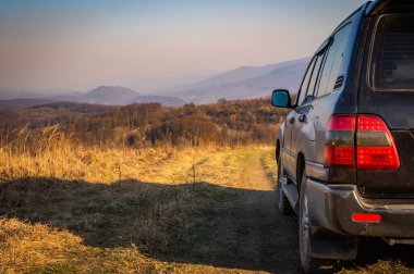 SUV Bahar Karpatları 'nda seyahat ediyor.