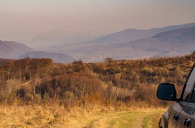 SUV Bahar Karpatları 'nda seyahat ediyor.