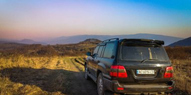 SUV Bahar Karpatları 'nda seyahat ediyor.