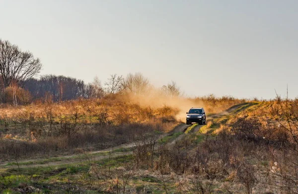 Suv Tavaszi Kárpátokban Utazik — Stock Fotó