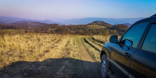 Suv Viaja Primavera Cárpatos — Foto de Stock