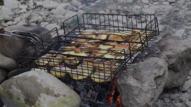Cocinar Las Patatas Con Manteca Cerdo Fuego — Vídeo de stock