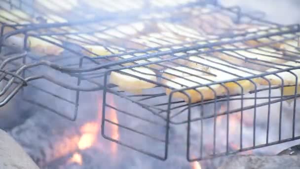 Μαγειρεύοντας Πατάτες Λαρδί Στη Φωτιά — Αρχείο Βίντεο