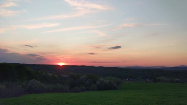 Time Lapse Ηλιοβασίλεμα Στο Φόντο Βουνά — Αρχείο Βίντεο