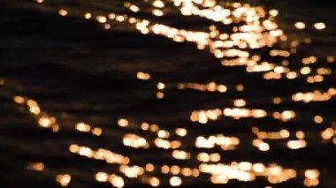 Dalgalarda güzel güneşli bir parıltı