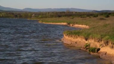 Gölün güzel dalgaları kıyıya vuruyor