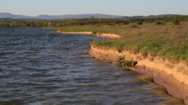 Gölün güzel dalgaları kıyıya vuruyor