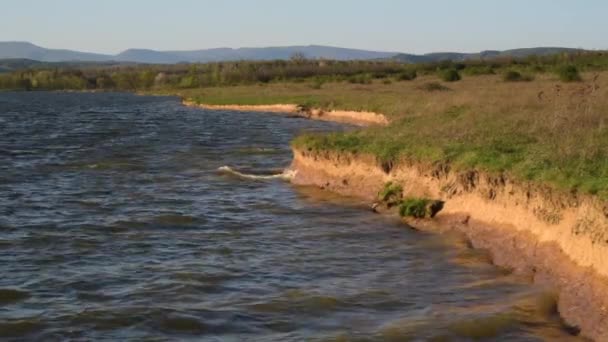 Hermosas Olas Del Lago Golpean Contra Orilla — Vídeos de Stock