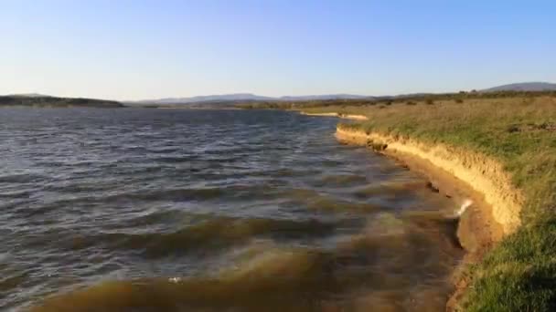Schöne Wellen Des Sees Schlagen Gegen Das Ufer — Stockvideo