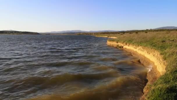 Волны Озера Бьются Берег — стоковое видео