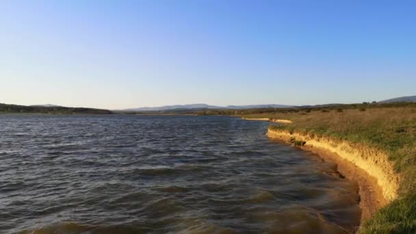 Indah Gelombang Danau Mengalahkan Terhadap Pantai — Stok Video