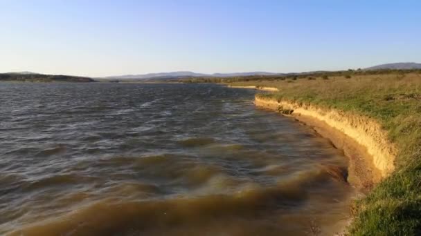 Belas Ondas Lago Batem Contra Costa — Vídeo de Stock