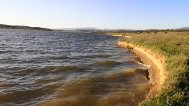Belas Ondas Lago Batem Contra Costa — Vídeo de Stock