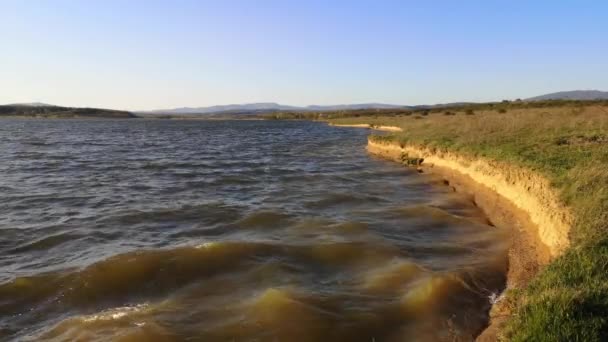 Gölün Güzel Dalgaları Kıyıya Vuruyor — Stok video