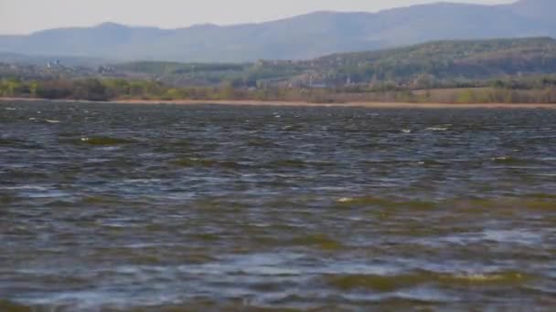 Vent fort sur le lac au coucher du soleil 