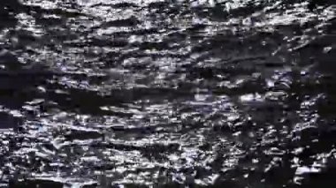 Gün batımında güçlü rüzgarlarla değişen dalga dokusu