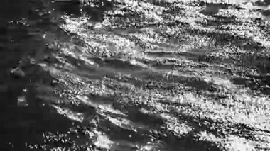 Gün batımında güçlü rüzgarlarla değişen dalga dokusu