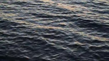 Gün batımında güçlü rüzgarlarla değişen dalga dokusu