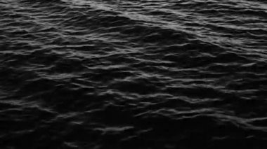 Gün batımında güçlü rüzgarlarla değişen dalga dokusu