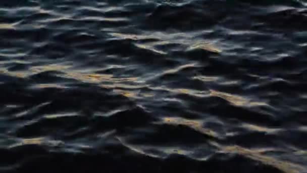 Abwechslungsreiche Wellenstruktur Mit Starkem Wind Bei Sonnenuntergang — Stockvideo