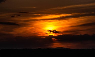 Bahar akşamında güzel, parlak gün batımı