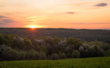 Bahar akşamında güzel, parlak gün batımı