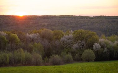 Bahar akşamında güzel, parlak gün batımı