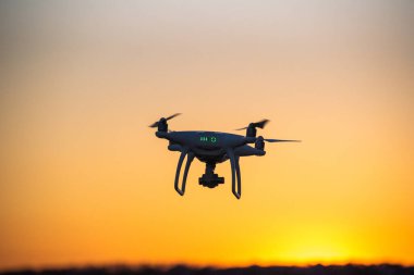 İHA gün batımında gölün üzerinde uçar