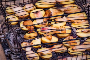 Ateşin üstünde domuz yağıyla patates pişirmek.