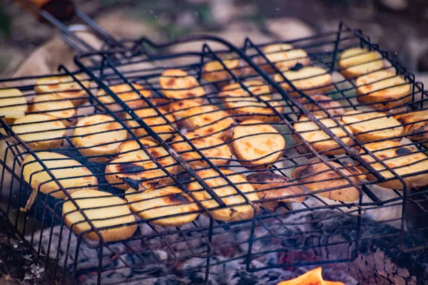 Cozinhar Batatas Com Banha Uma Fogueira — Fotografia de Stock