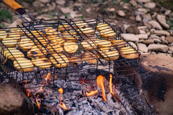 Cozinhar Batatas Com Banha Uma Fogueira — Fotografia de Stock