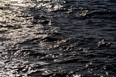 Gün batımında güçlü rüzgarlarla değişen dalga dokusu