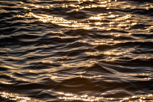 日没時に強い風と様々な波の質感 — ストック写真