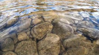Güneşli bir günde dağ kıyısı