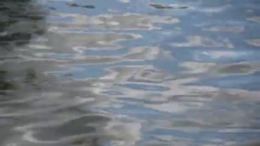 Gün batımında, dağ nehrinin çeşitli dalga dokuları