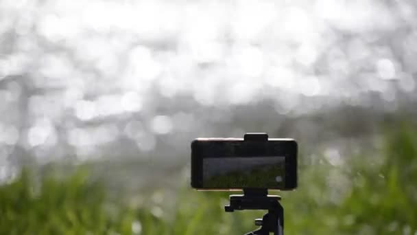 春天的智能手机射击山河 — 图库视频影像