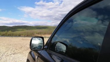 Güneşli bir günde bir dağ nehrinin manzarası.