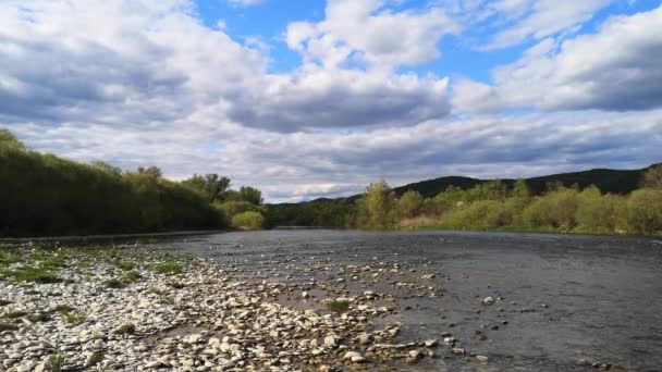 Mountain River Aurinkoinen Päivä Maisema — kuvapankkivideo