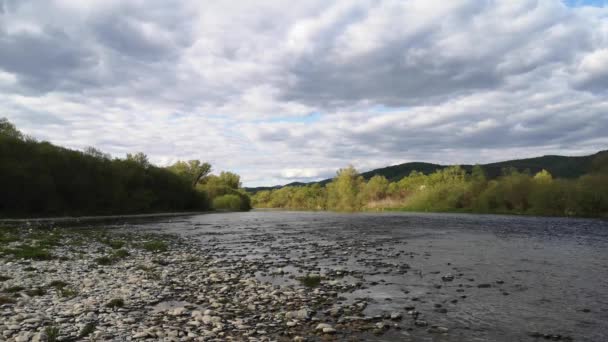 Gebirgsfluss Sonnige Tageslandschaft — Stockvideo